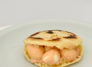 Una foto de Arepa rellena con huevos de codorniz