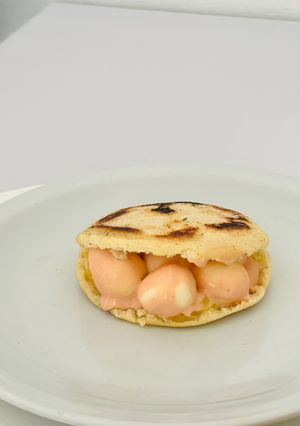Una foto de Arepa rellena con huevos de codorniz
