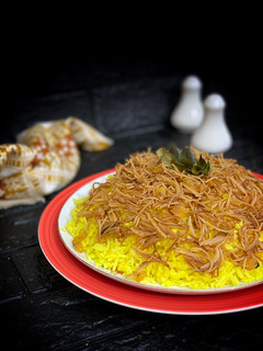 صورة لوصفة طبق الأرز بالشعرية والكركم