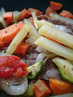 Una foto de Milanesa de res con vegetales