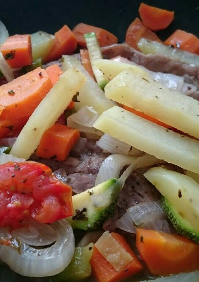 Una foto de Milanesa de res con vegetales