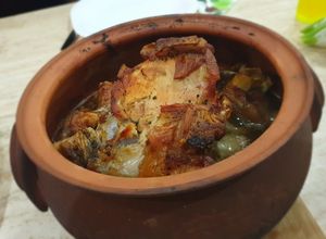 Bőrös malac husi Péterszegi módra római tálban omlósra sütve recept fotója