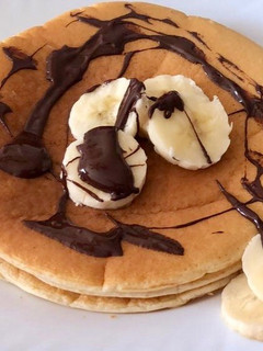Una foto de Tortitas con chocolate y plátano