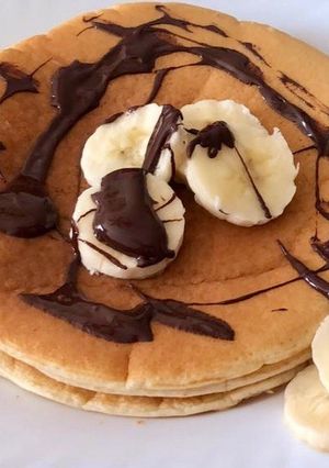 Una foto de Tortitas con chocolate y plátano