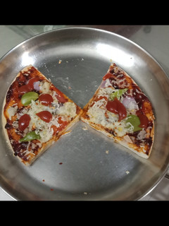 પીઝા (Pizza Recipe In Gujarati) રેસીપી મુખ્ય ફોટો