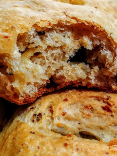 Una foto de PAN RÚSTICO🍞Con Nueces🥜y Uvas Pasas...!