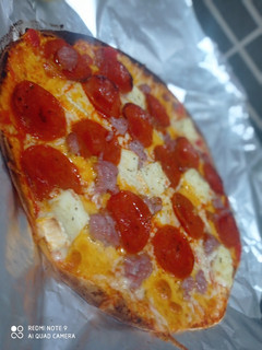 Una foto de Pizza de quesos y pepperoni con base de pan pita o tortilla de trigo