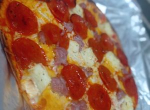 Foto principal de Pizza de quesos y pepperoni con base de pan pita  o tortilla de trigo