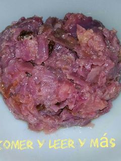 Una foto de Lombarda con manzana y pasas