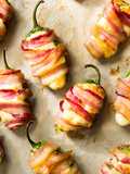 Jalapeños rellenos de 3 quesos envueltos en tocino