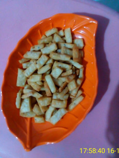 निमकी (Nimki recipe in hindi) रेसिपी मुख्य फोटो