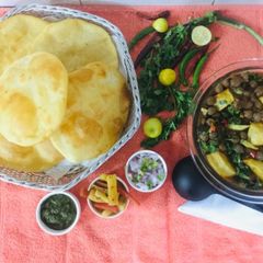 A picture of Chatpatta Punjabi Channa-bhatura.