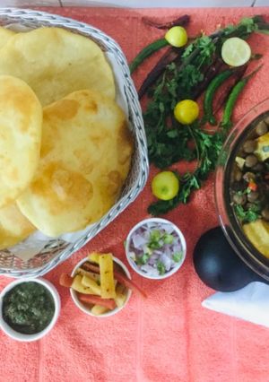 A picture of Chatpatta Punjabi Channa-bhatura.