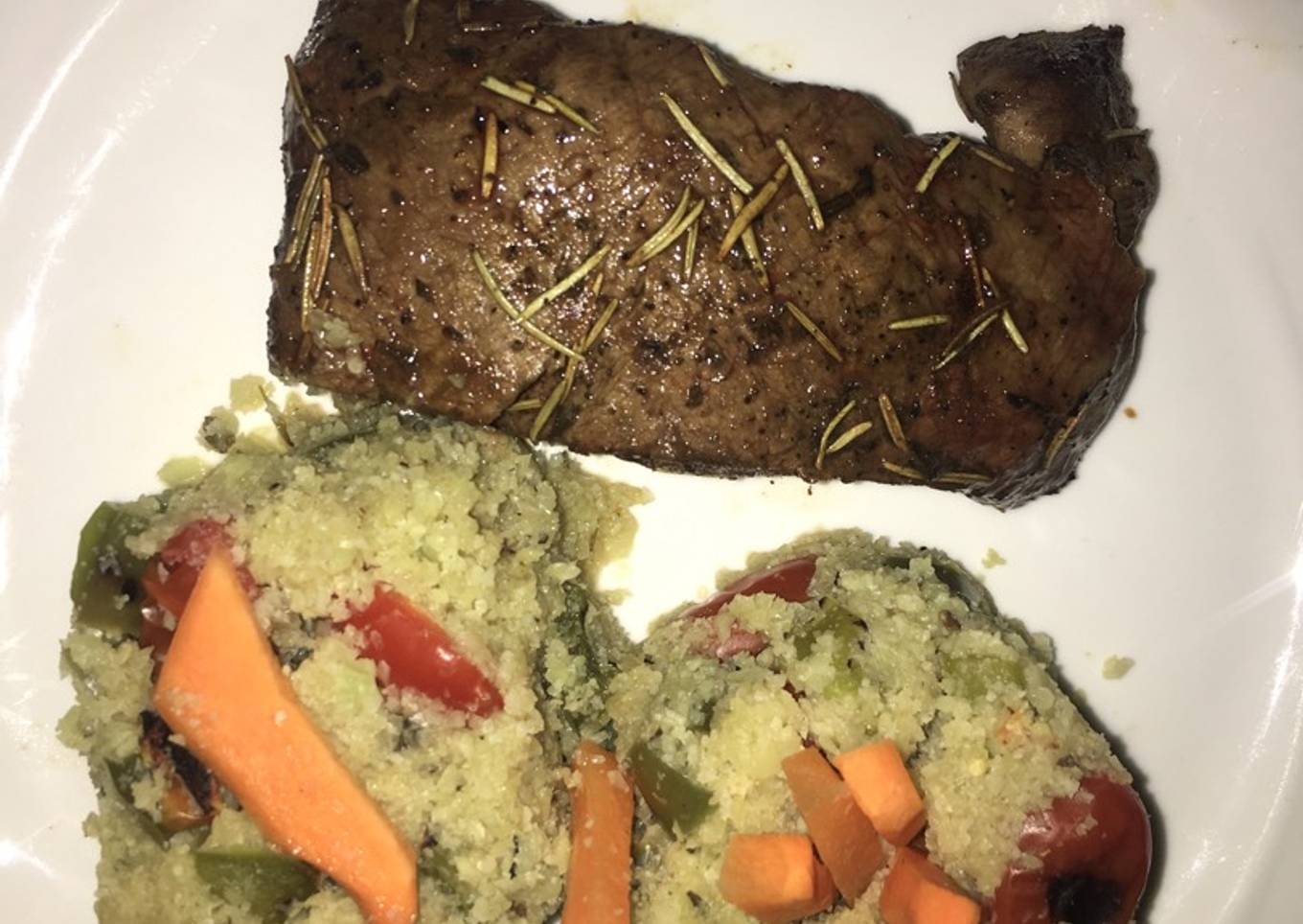 Flap Iron Steak a la parrilla con “arroz” de coliflor