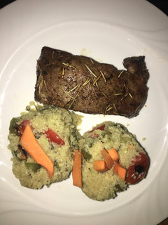 Una foto de Flap Iron Steak a la parrilla con “arroz” de coliflor