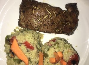 Una foto de Flap Iron Steak a la parrilla con “arroz” de coliflor