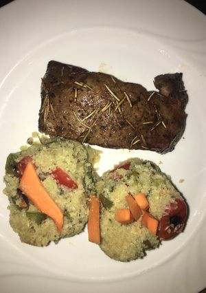 Una foto de Flap Iron Steak a la parrilla con “arroz” de coliflor