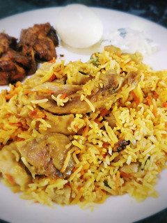 ஐதராபாதி சிக்கன் தம் பிரியாணி (Hydreabadi Chicken Dum Biryani Recipe in Tamil) செய்முறை முக்கிய புகைப்படம்