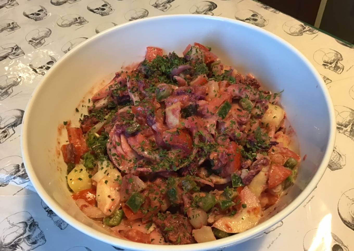 Salade marinée de pommes de terre, patates douces violettes, harengs, tomates et poivron