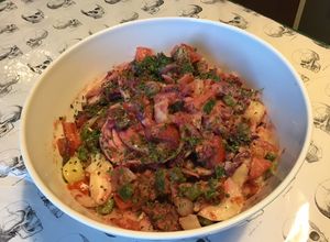 Une photo de Salade marinée de pommes de terre, patates douces violettes, harengs, tomates et poivron
