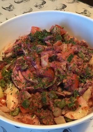 Une photo de Salade marinée de pommes de terre, patates douces violettes, harengs, tomates et poivron