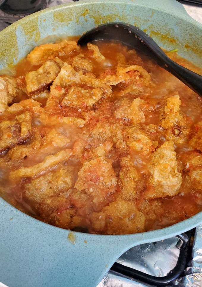 Una foto de Chicharrón en salsa de jitomate