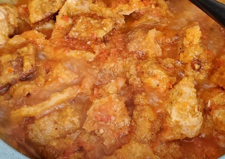 Chicharrón en salsa de jitomate