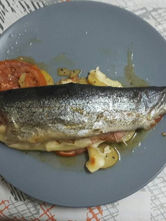 Una foto de Trucha con bacon y gambas