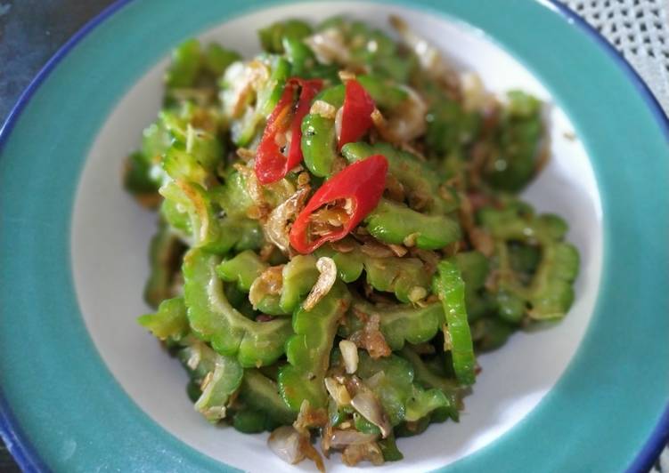 Langkah Mudah untuk Membuat Tumis Pare Rebon, Bikin Ngiler