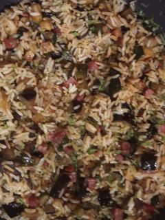 Una foto de Arroz Frito en Aceite de Boletus  con Jamón al Wok con Calabacín y Berenjena a la Mantequilla