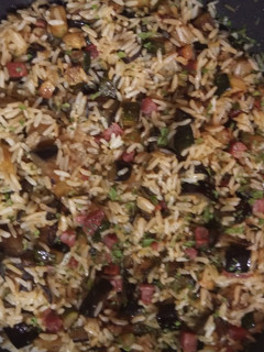 Una foto de Arroz Frito en Aceite de Boletus con Jamón al Wok con Calabacín y Berenjena a la Mantequilla