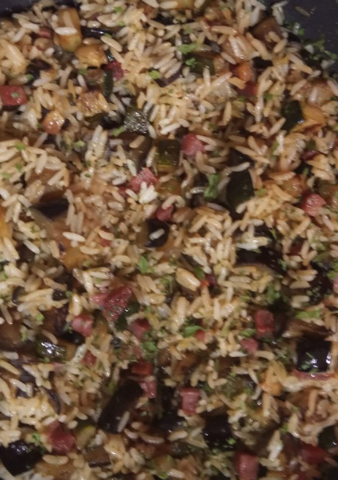 Una foto de Arroz Frito en Aceite de Boletus  con Jamón al Wok con Calabacín y Berenjena a la Mantequilla