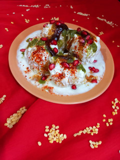 उड़द और मूंग दाल के दही बरे (Urad Aur Moong dal Ke Dahi Vade ki recipe in hindi) रेसिपी मुख्य फोटो