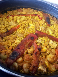 Una foto de Paella con atún, sepia y gambitas