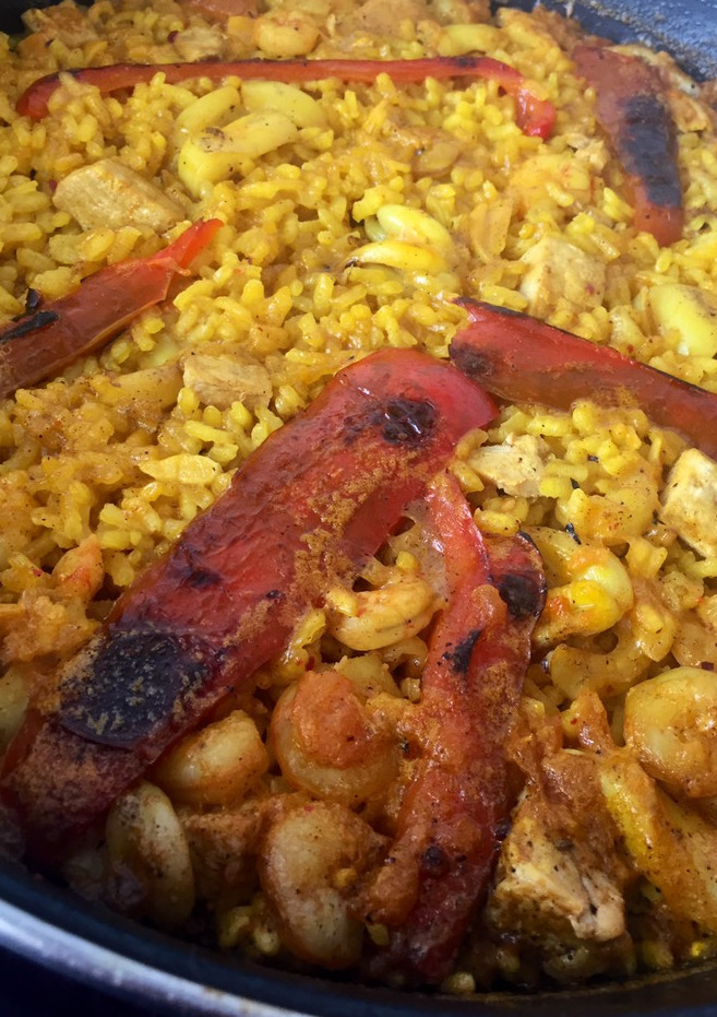 Una foto de Paella con atún, sepia y gambitas