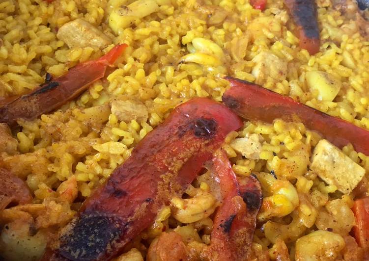 Paella con atún, sepia y gambitas