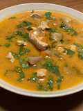 Tom Kha Gai (ต้มข่าไก่) (Sopa picante Thai con pollo)