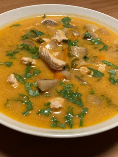 Una foto de Tom Kha Gai (ต้มข่าไก่) (Sopa picante Thai con pollo)