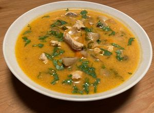Foto principal de Tom Kha Gai (ต้มข่าไก่) (Sopa picante Thai con pollo)