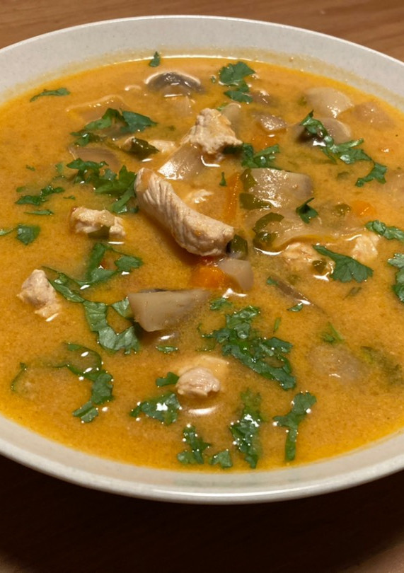 Una foto de Tom Kha Gai (ต้มข่าไก่) (Sopa picante Thai con pollo)