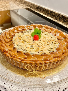 Una foto de Pastel con crema de chocolate y café (Cake with chocolate cream and coffee)