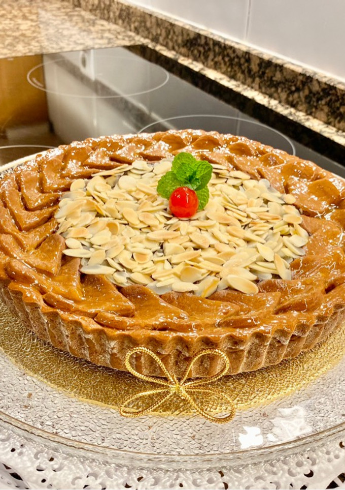 Una foto de Pastel con crema de chocolate y café (Cake with chocolate cream and coffee)