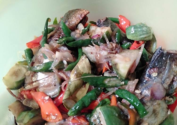 Tumis ikan asin peda dan terong pipit pedes mantap