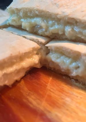 Una foto de Pizza casera: Pizza con mostaza rellena de cebolla caramelizada