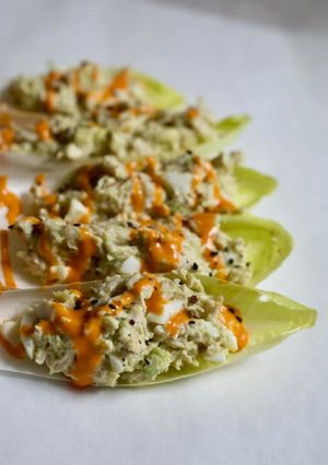 Una foto de Endivias rellenas de ensaladilla de pollo y aguacate