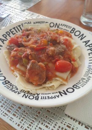 Una foto de Ravioles con salsa y carne
