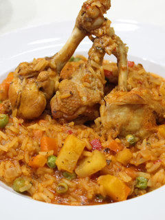 Una foto de Guiso de arroz y alitas de pollo