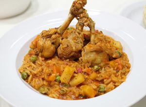 Una foto de Guiso de arroz y alitas de pollo