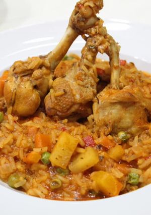 Una foto de Guiso de arroz y alitas de pollo