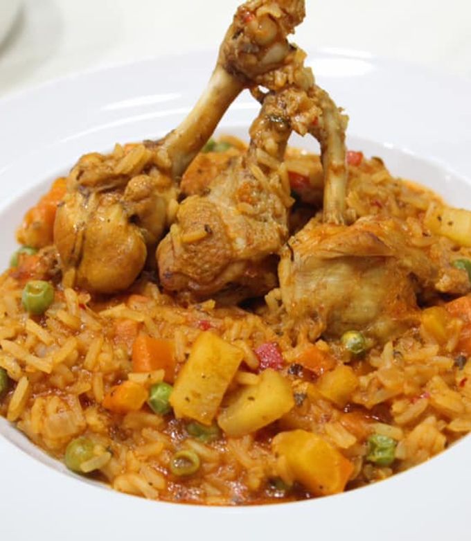 Una foto de Guiso de arroz y alitas de pollo